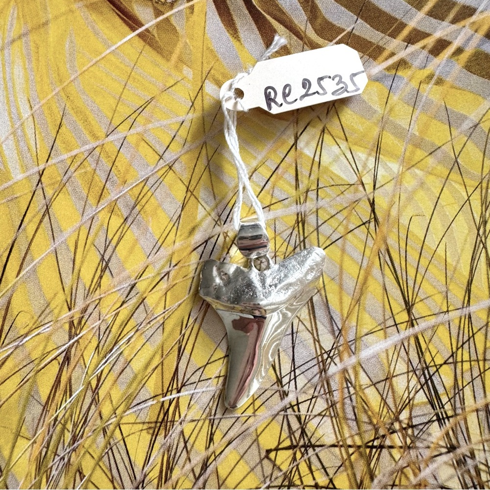 925 /3D SOLID Silver Shark Tooth Pendant - - Picture 3 of 6